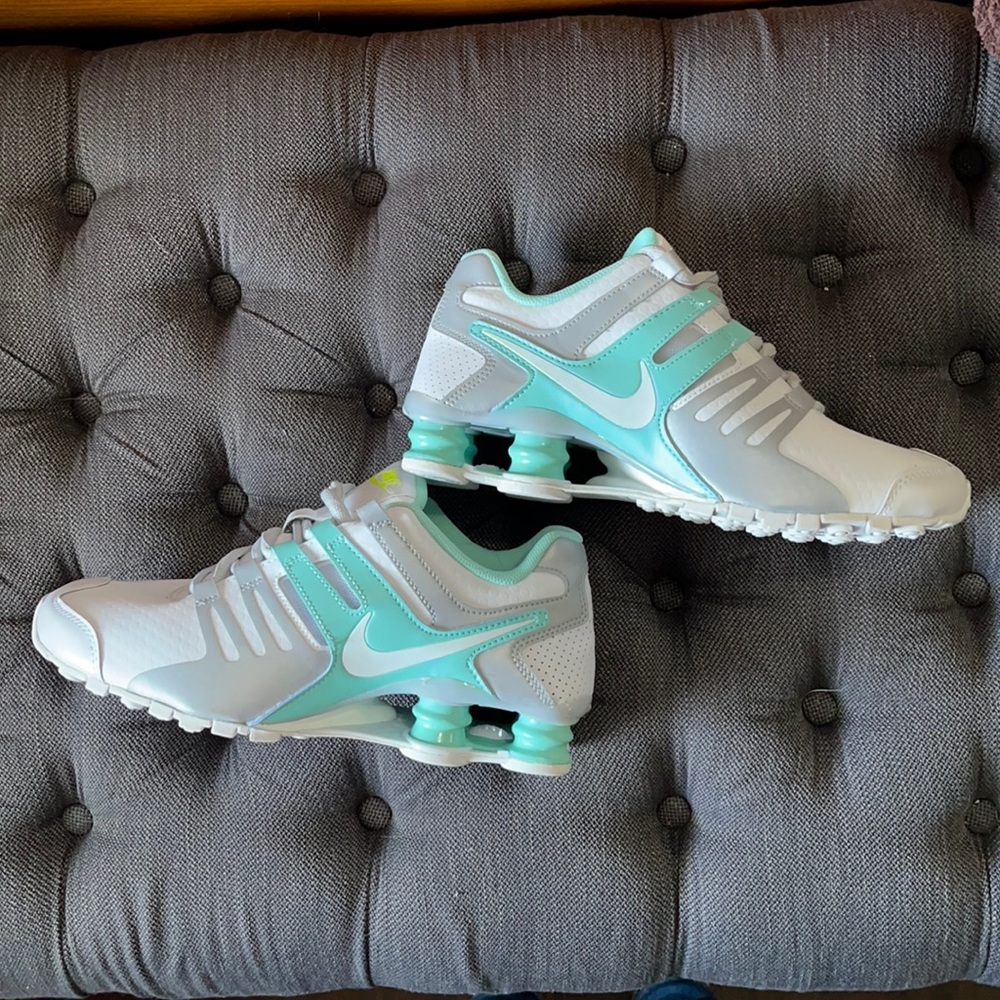 Women size 7 Nike shox